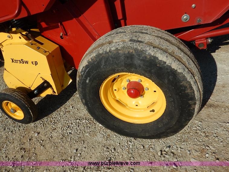 image for item K7369 2009 New Holland BR7090 round baler