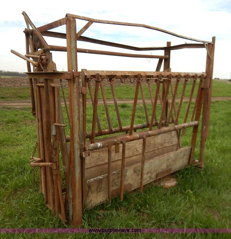 image for item K7404 Cattle squeeze chute