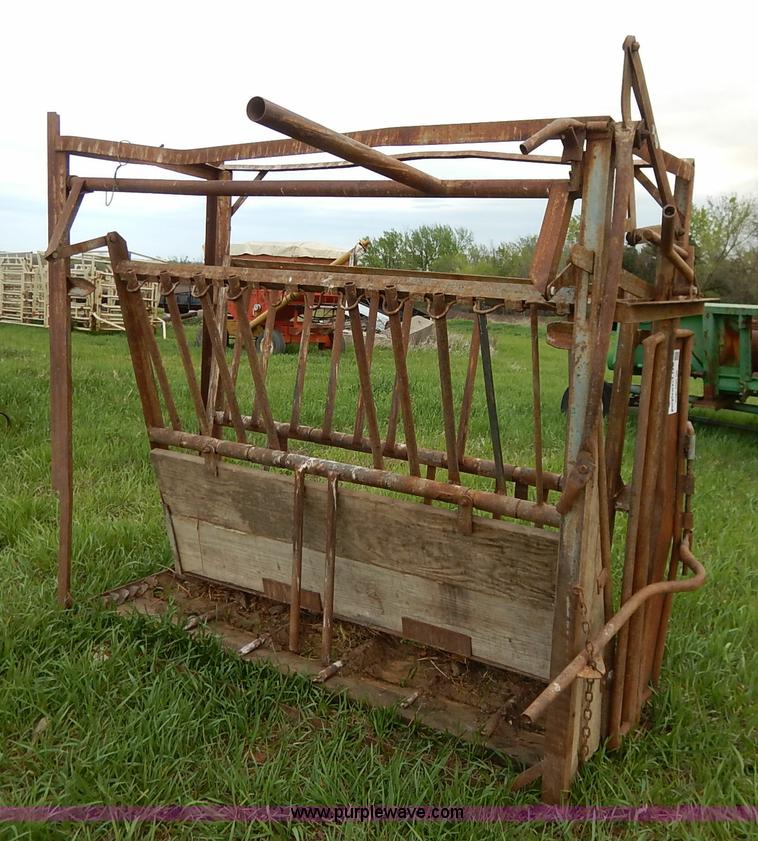 image for item K7404 Cattle squeeze chute