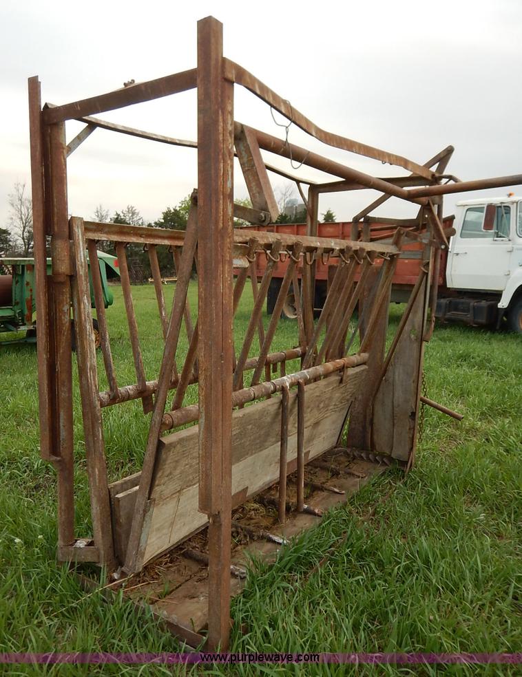 image for item K7404 Cattle squeeze chute