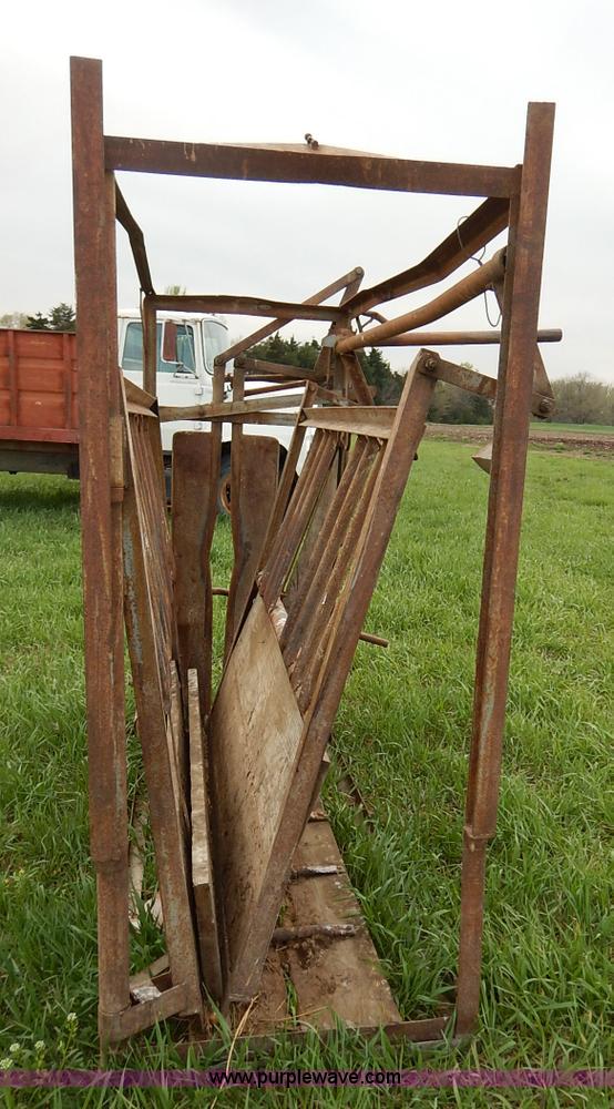 image for item K7404 Cattle squeeze chute
