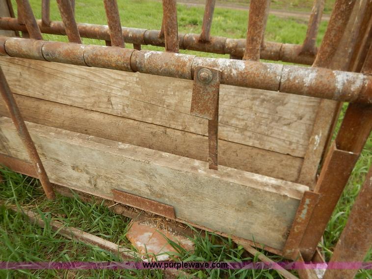 image for item K7404 Cattle squeeze chute
