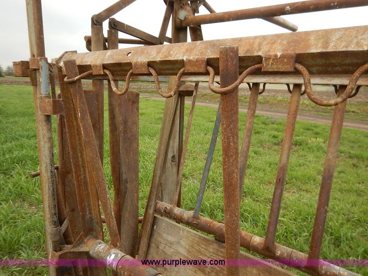 image for item K7404 Cattle squeeze chute