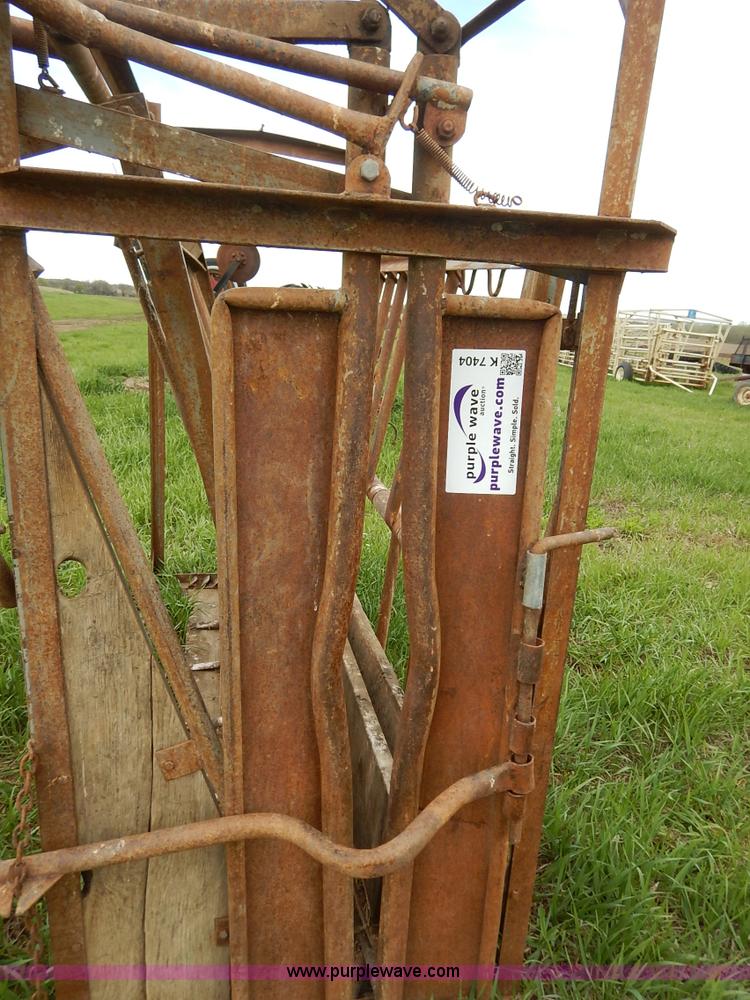 image for item K7404 Cattle squeeze chute