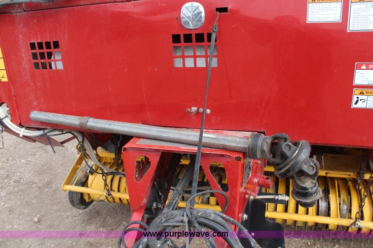 image for item K8923 2009 New Holland BR7090 round baler