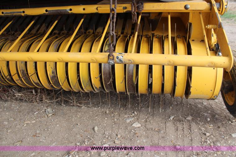 image for item K8923 2009 New Holland BR7090 round baler