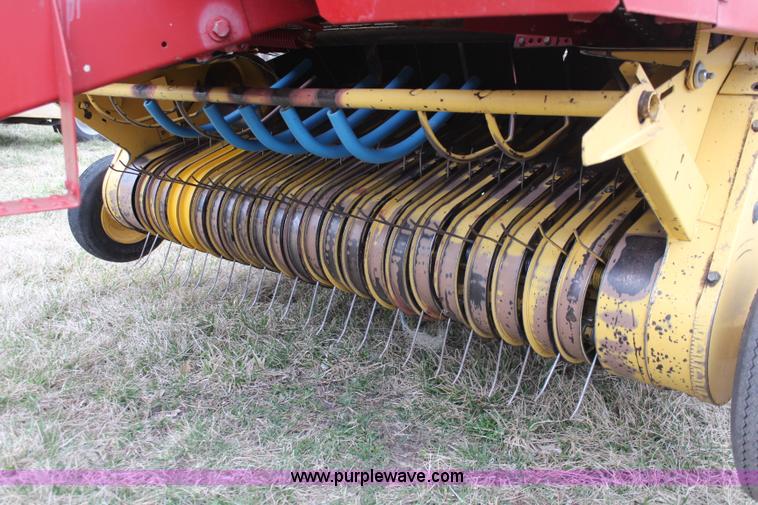 image for item K8992 1993 New Holland 650 round baler
