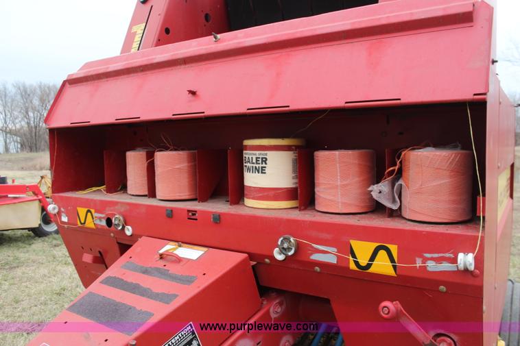 image for item K8992 1993 New Holland 650 round baler