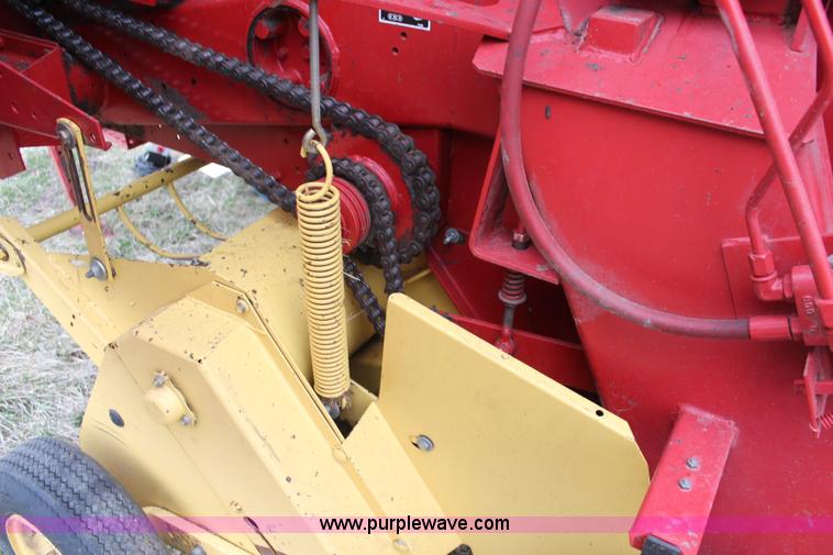 image for item K8992 1993 New Holland 650 round baler