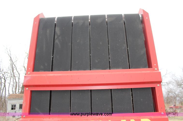 image for item K8992 1993 New Holland 650 round baler