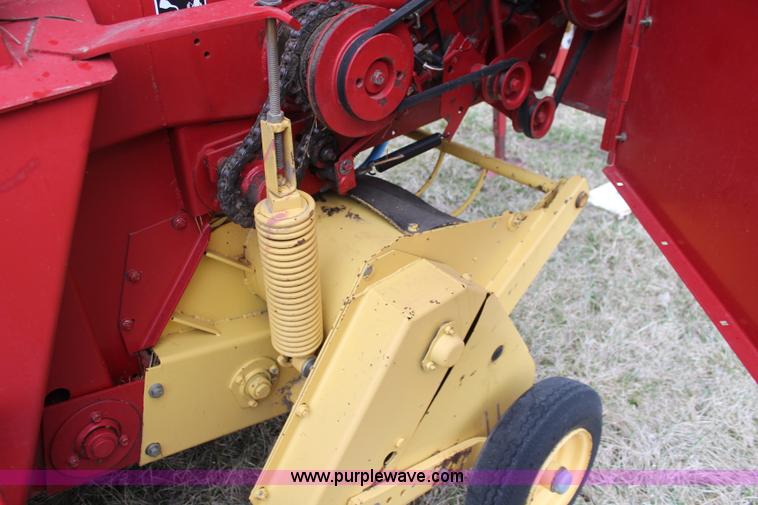 image for item K8992 1993 New Holland 650 round baler