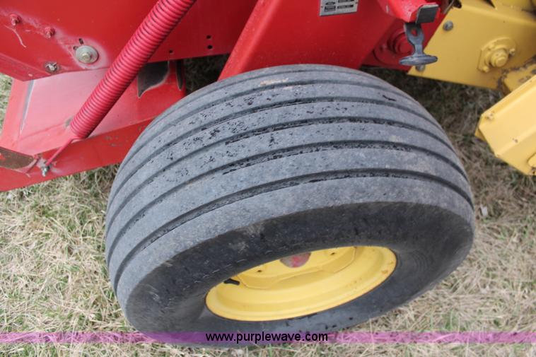 image for item K8992 1993 New Holland 650 round baler