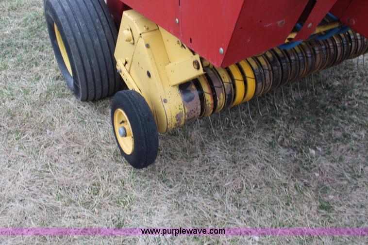 image for item K8992 1993 New Holland 650 round baler