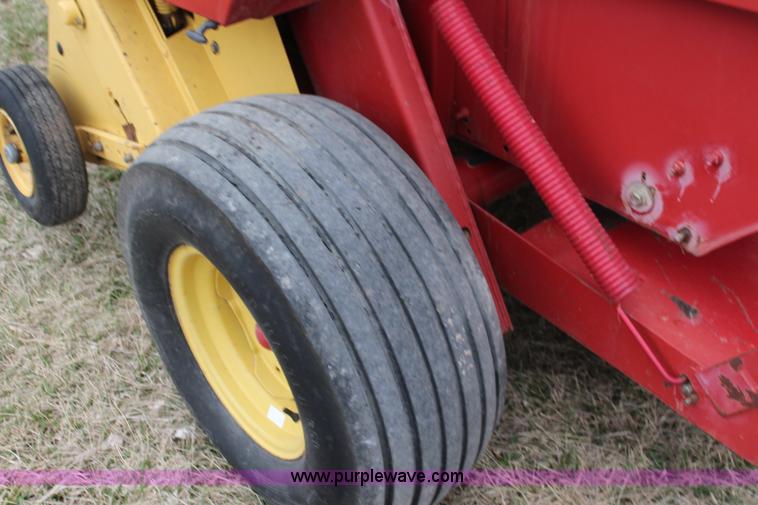 image for item K8992 1993 New Holland 650 round baler
