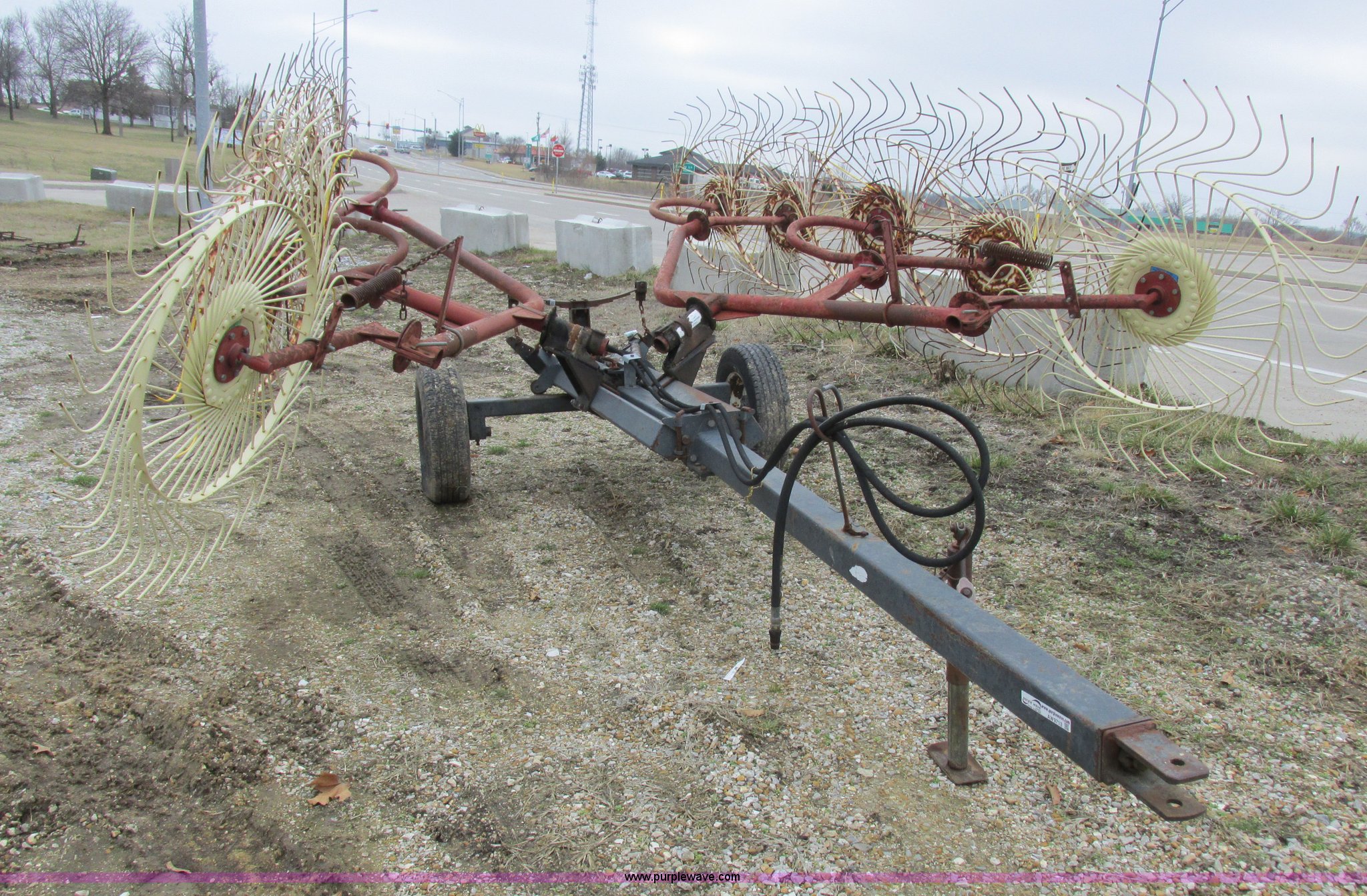 OMI Manufacturing hay rake in Columbia, MO | Item AW9713 sold | Purple Wave