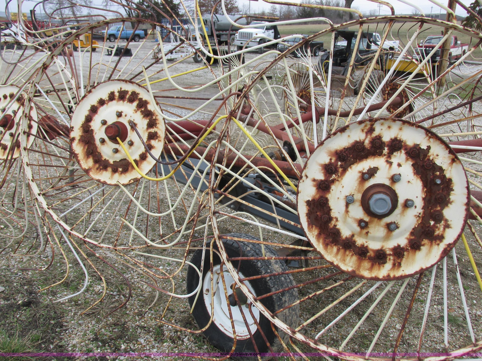 OMI Manufacturing hay rake in Columbia, MO | Item AW9713 sold | Purple Wave