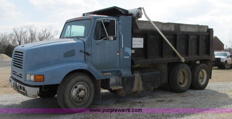 image for item AC9302 1988 International F8300 dump truck