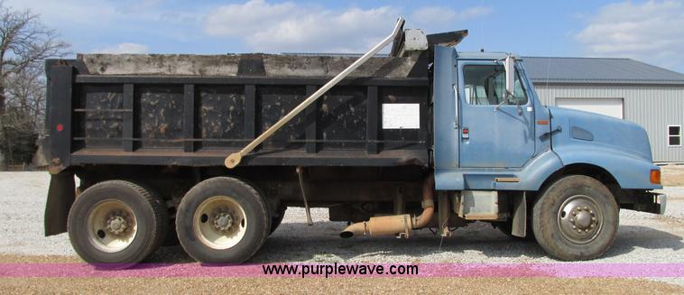 image for item AC9302 1988 International F8300 dump truck
