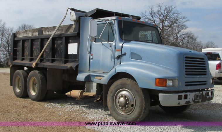 image for item AC9302 1988 International F8300 dump truck