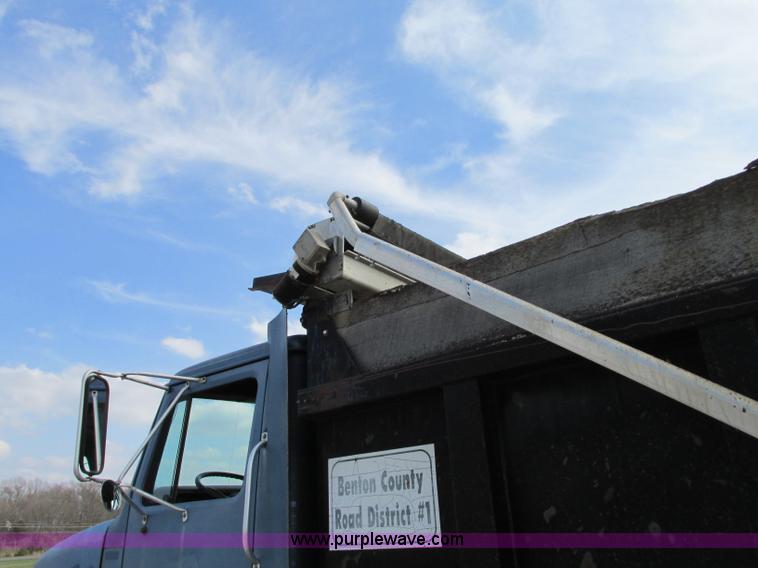 image for item AC9302 1988 International F8300 dump truck