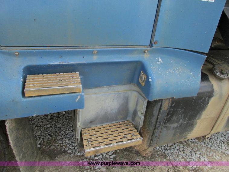 image for item AC9302 1988 International F8300 dump truck