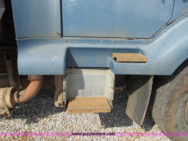image for item AC9302 1988 International F8300 dump truck