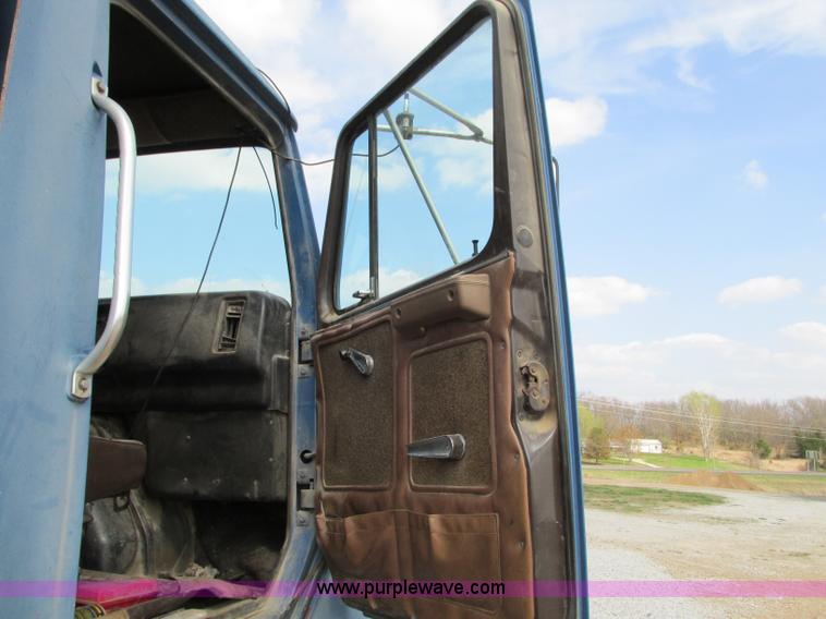 image for item AC9302 1988 International F8300 dump truck