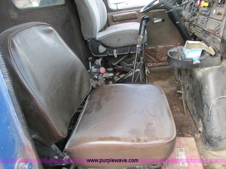 image for item AC9302 1988 International F8300 dump truck