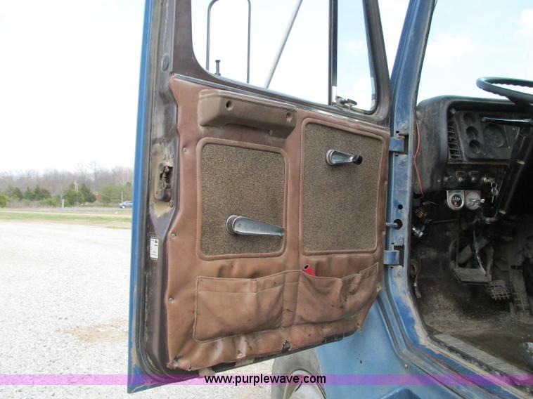 image for item AC9302 1988 International F8300 dump truck