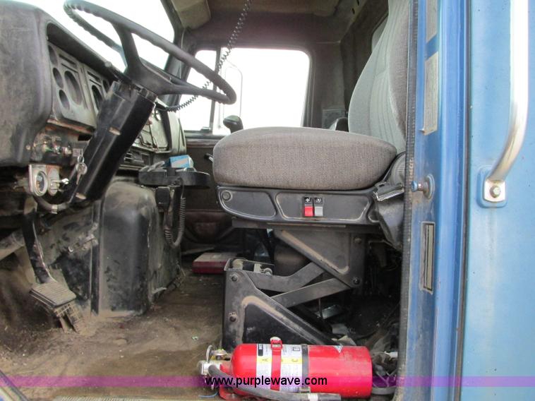 image for item AC9302 1988 International F8300 dump truck