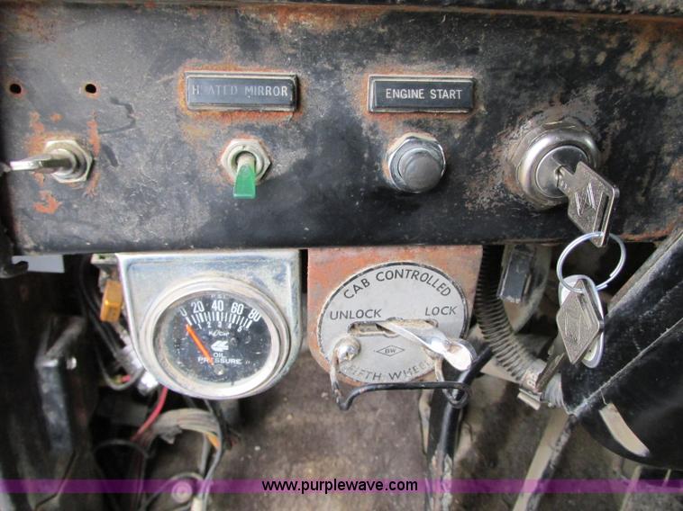 image for item AC9302 1988 International F8300 dump truck