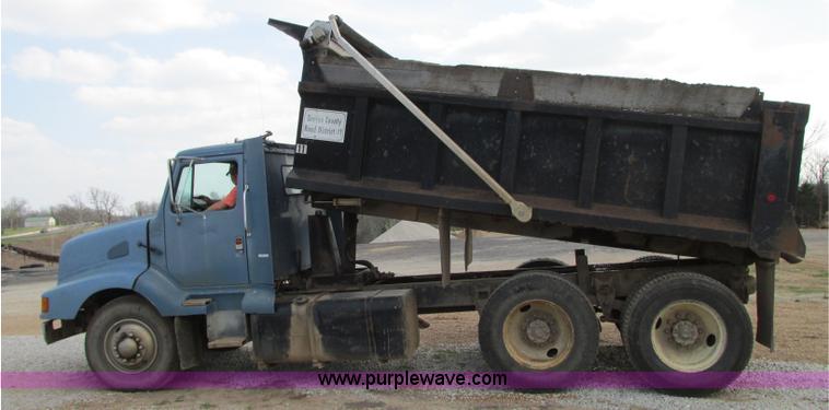 image for item AC9302 1988 International F8300 dump truck