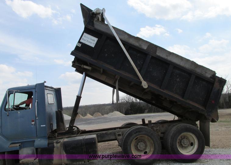 image for item AC9302 1988 International F8300 dump truck