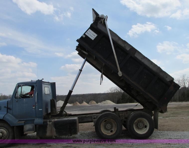 image for item AC9302 1988 International F8300 dump truck