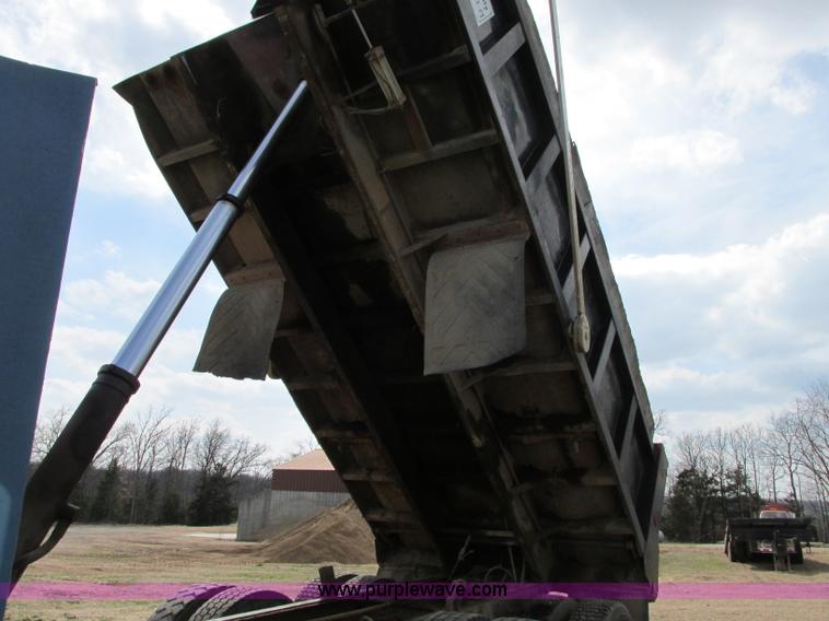 image for item AC9302 1988 International F8300 dump truck