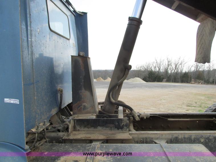 image for item AC9302 1988 International F8300 dump truck