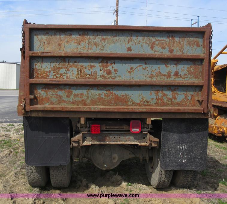 image for item AY9458 1975 Ford F750 dump truck