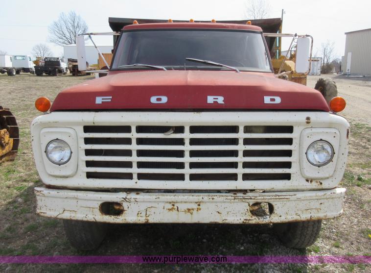 image for item AY9458 1975 Ford F750 dump truck