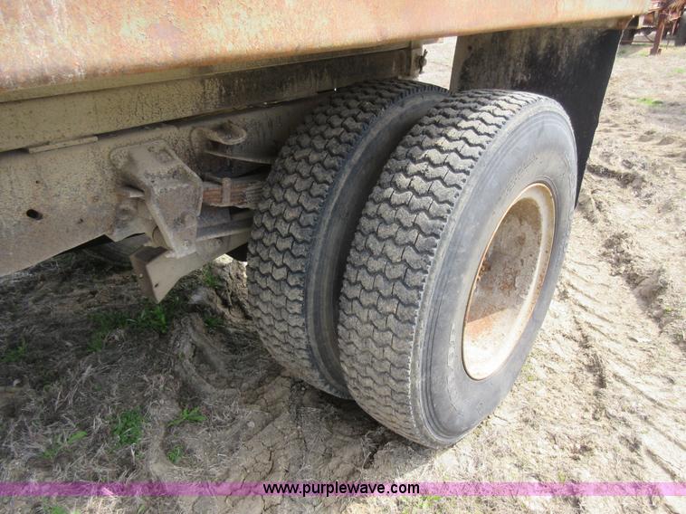 image for item AY9458 1975 Ford F750 dump truck