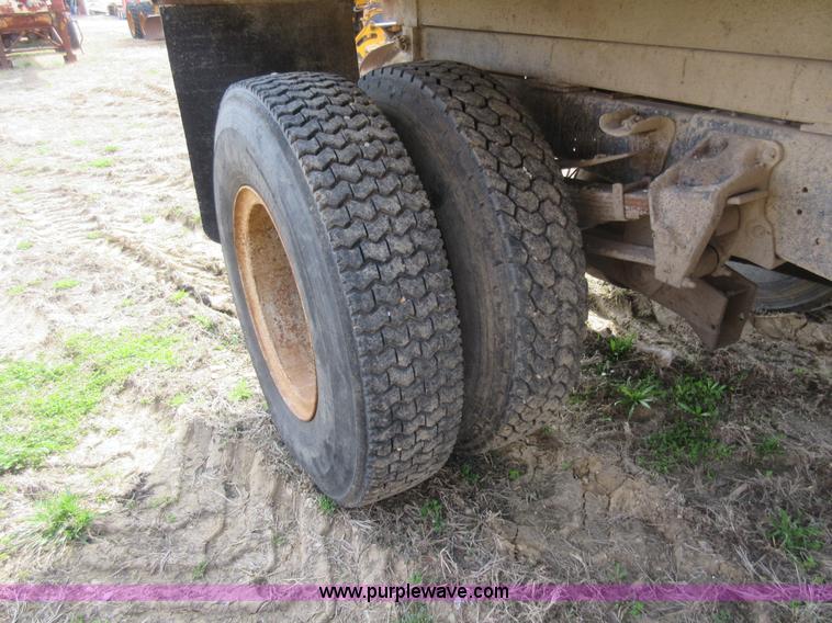 image for item AY9458 1975 Ford F750 dump truck