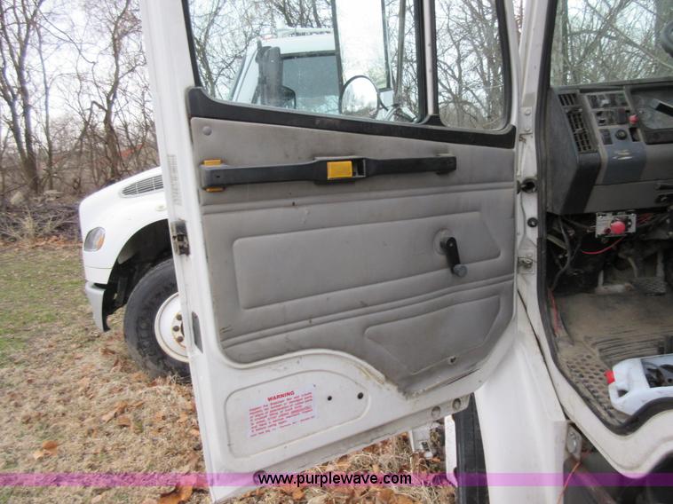 image for item AY9480 2002 Freightliner FL60 service truck