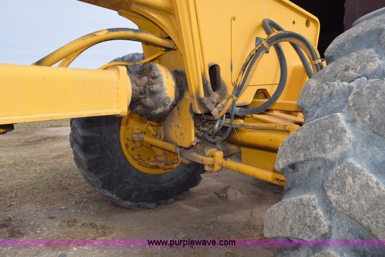 image for item E6200 John Deere 772A motor grader