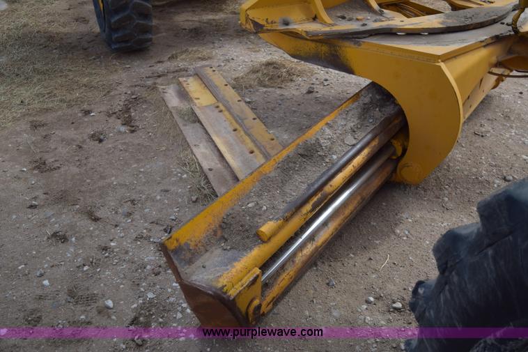 image for item E6200 John Deere 772A motor grader