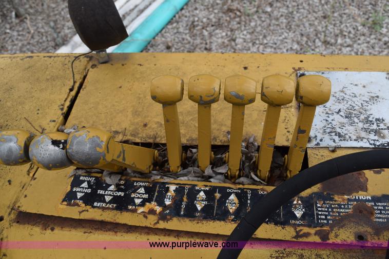 image for item E6277 1975 Broderson RTR701B carry deck crane