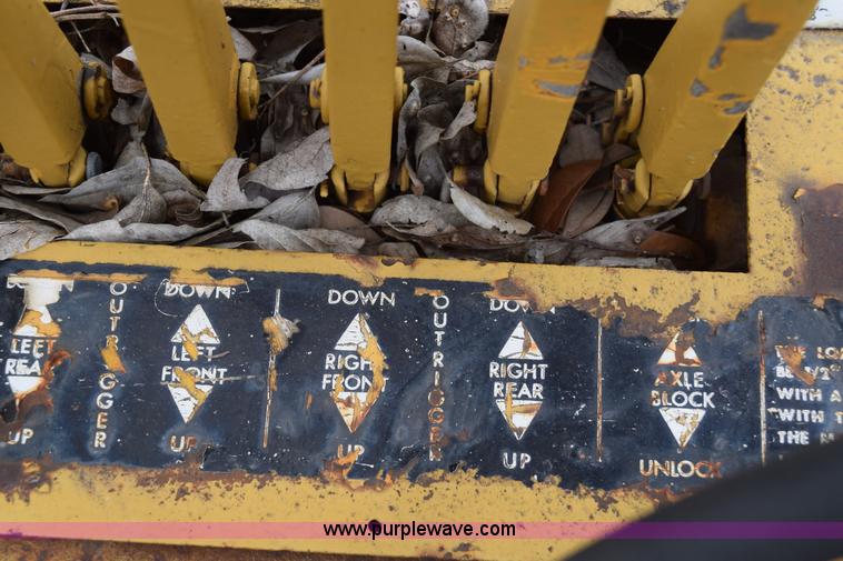 image for item E6277 1975 Broderson RTR701B carry deck crane