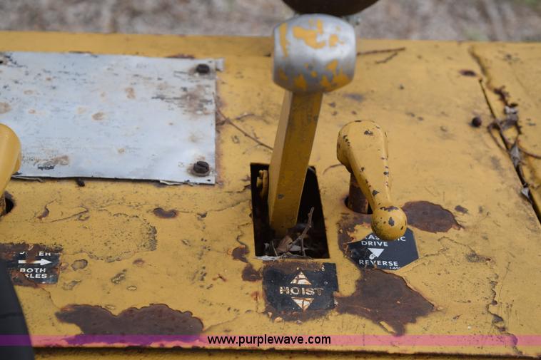 image for item E6277 1975 Broderson RTR701B carry deck crane