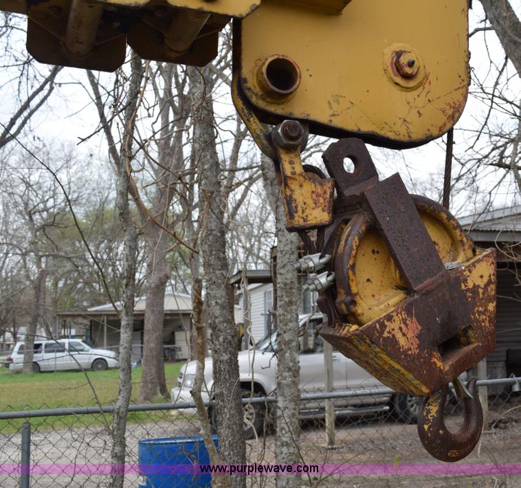 image for item E6277 1975 Broderson RTR701B carry deck crane