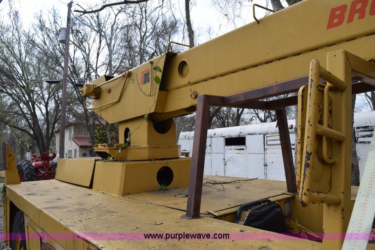image for item E6277 1975 Broderson RTR701B carry deck crane