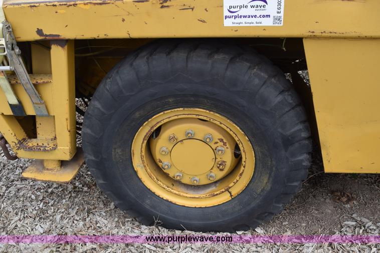 image for item E6277 1975 Broderson RTR701B carry deck crane