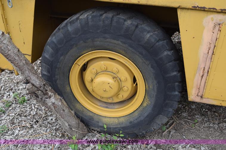 image for item E6277 1975 Broderson RTR701B carry deck crane